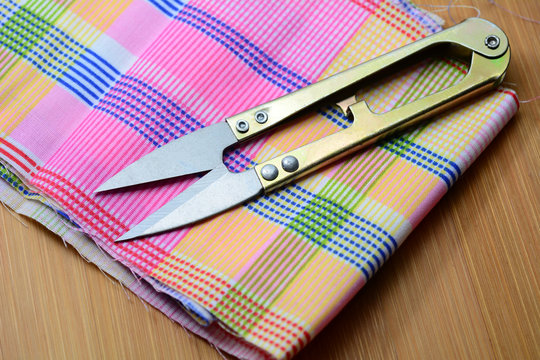 Scissors for cut thread