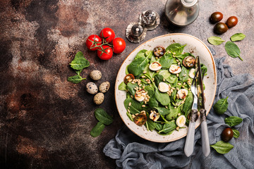 Obraz na płótnie Canvas Green salad with spinach