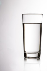 Glas mit klarem sauberen Wasser