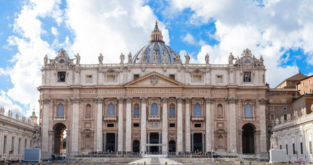 Naklejka premium widok z przodu Bazyliki Świętego Piotra w Watykanie