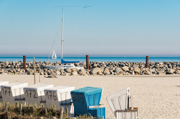 Strandkörbe warten auf Touristen an Hafeneinfahrt