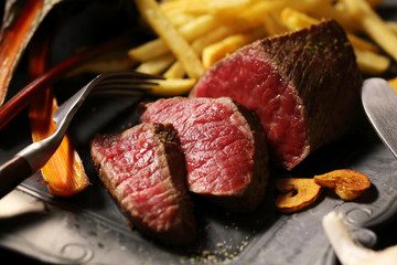 牛もも肉 レアステーキ　Cow thigh meat rare steak