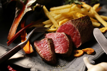 牛もも肉 レアステーキ　Cow thigh meat rare steak