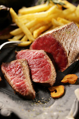 牛もも肉 レアステーキ　Cow thigh meat rare steak