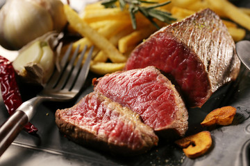 牛もも肉 レアステーキ　Cow thigh meat rare steak