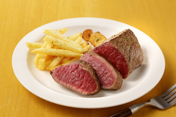 牛もも肉 レアステーキ　Cow thigh meat rare steak