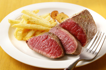 牛もも肉 レアステーキ　Cow thigh meat rare steak