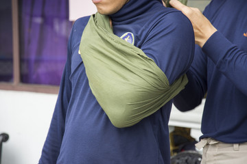 improvise shoulder dislocate by cloth triangle apply
