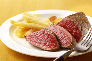 牛もも肉 レアステーキ　Cow thigh meat rare steak
