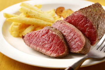 牛もも肉 レアステーキ　Cow thigh meat rare steak