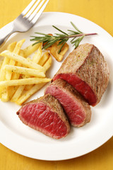 牛もも肉 レアステーキ　Cow thigh meat rare steak