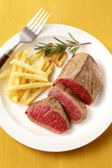 牛もも肉 レアステーキ　Cow thigh meat rare steak