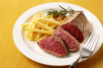 牛もも肉 レアステーキ　Cow thigh meat rare steak