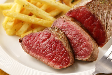牛もも肉 レアステーキ　Cow thigh meat rare steak
