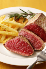 牛もも肉 レアステーキ　Cow thigh meat rare steak