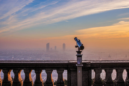 le soleil se l&egrave;ve sur lyon et la part dieu