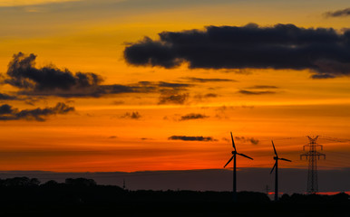 Windkraft an der Nordseek&uuml;ste am Abend
