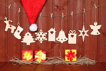 Новогодние и рождественские декорации на темном деревянном фоне. - obrazy, fototapety, plakaty