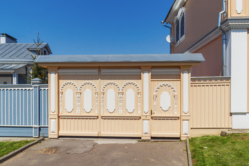 Красивые деревянные ворота