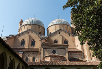 Fototapeta na wymiar Basilica of Saint Anthony viewing from its internal courtyard