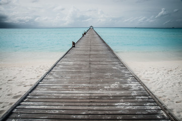 pontile su spiaggia alle maldive