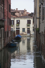 Fototapeta na wymiar Venetian canal under the rain