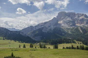 Fototapeta na wymiar Dolomiten mit Alpwiesen