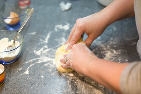 Mani femminili che preparano impasto per dolci