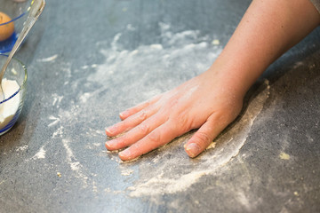 Mani femminili che preparano impasto per dolci
