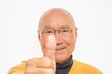 グットサインを出すシニア