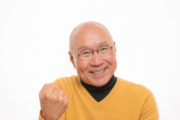 ガッツポーズをするシニア