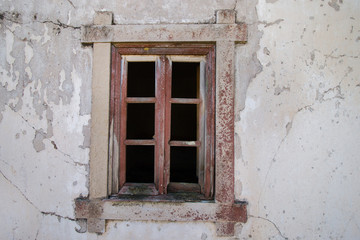 Obraz na płótnie Canvas Abandoned old window