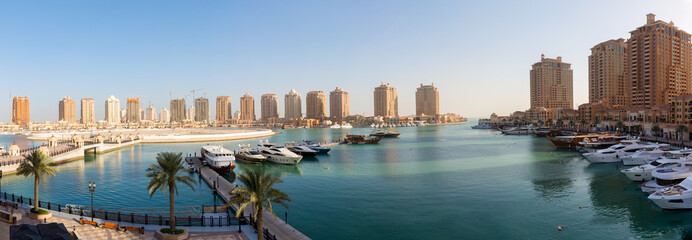 Panoramasicht auf die Gebäude und den Hafen der Pearl in Doha, Katar