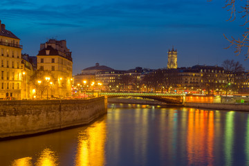 Obraz na płótnie Canvas Bridge by the Seine river in Paris at night