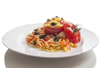 pasta fredda spaghetti con pomodoro ripieno e verdure