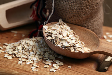 Сумка с овсяной крупой. Насыпая деревянной ложкой
