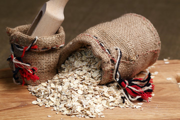 Овсяные хлопья в мишке. Высыпаясь деревянной ложкой