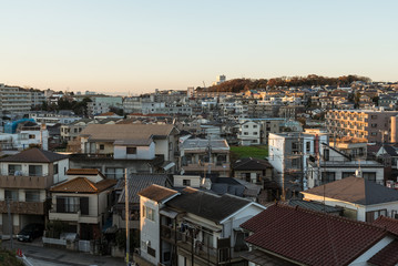夕方　郊外の住宅地　