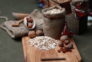 Овсянка с орехами и изюмом