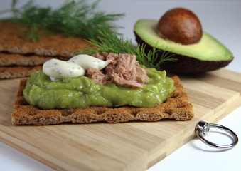 закуска из авокадо с тунцом