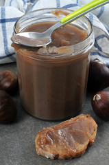 Pot de crème de marron à côté d'une tartine de crème de marron