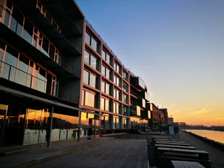 Sonnenaufgang mit spiegelnden Scheiben moderner Bürogebäude am Kreativkai an der Hafenpromande am Hafen von Münster in Westfalen am Dortmund-Ems-Kanal im Münsterland © Martin Debus