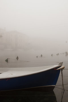 barca da pesca con sfondo nebbioso