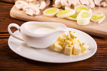 Ingredients for the mushroom dishes: cream, butter, leeks, champignons