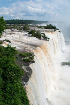 Iguazu, 13/11/2010: dettagli delle spettacolari Cascate di Iguazu, generate dal fiume Iguazu al confine tra la provincia argentina di Misiones e lo Stato brasiliano del Paraná