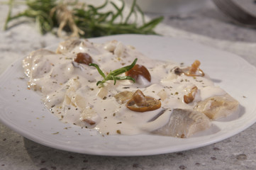 fish in cream sauce with mushrooms 