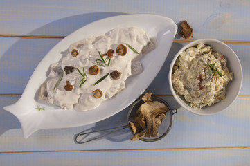 fish in cream sauce with mushrooms 