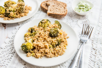 Warm Detox Salad from Quinoa and Broccolli