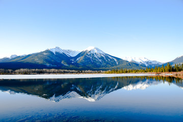 Naklejka premium 冬のカナディアン・ロッキー 朝のバーミリオン・レイク