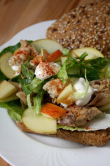 Sesam-Leinsamen-Burger mit Makrele und Apfel